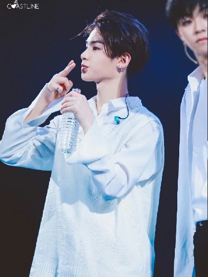 黄明昊.模范男友